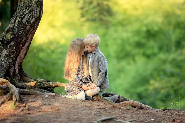 Pojke Kostym Kramar Flicka Med Långt Lockigt Hår Och Klänning — Stockfoto