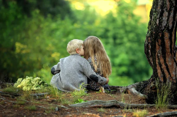 Pojke Kostym Spelar Flicka Med Långt Lockigt Hår Och Klänning — Stockfoto