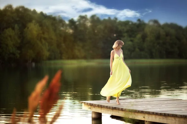 Красивая Молодая Блондинка Жёлтом Платье Танцует Пирсе Реки — стоковое фото