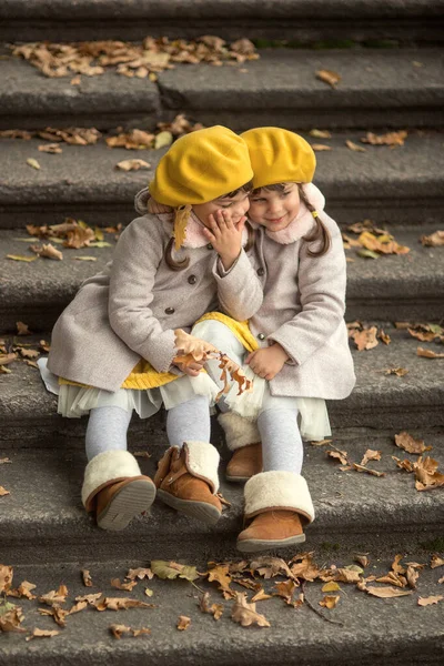 Petites Sœurs Jumelles Manteaux Automne Bérets Jaunes Embrassent Assis Sur — Photo