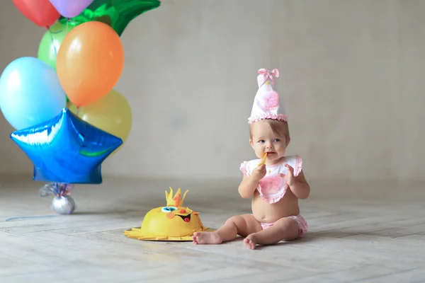 Menina Boné Rosa Babador Sentado Chão Madeira Ter Bolo Aniversário — Fotografia de Stock