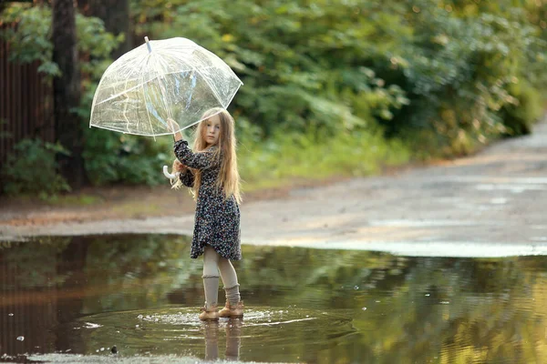 Девушка Длинными Волосами Платье Стоящее Луже Зонтиком — стоковое фото