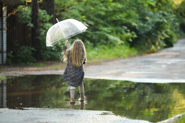 금발의 머리에 여름옷을 소녀가 우산으로 — 스톡 사진