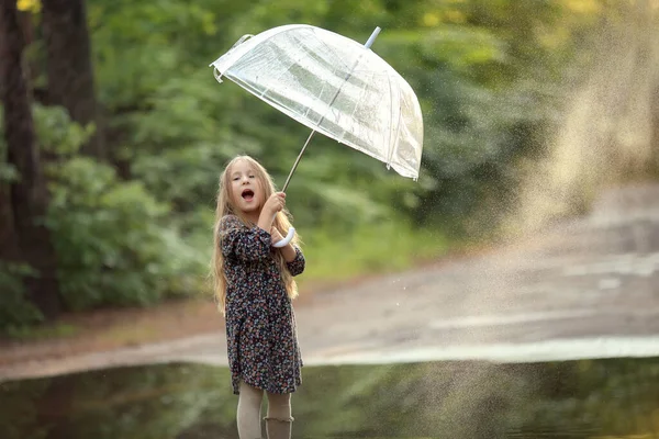 Девушка Длинными Волосами Стоящая Дождём Зонтиком — стоковое фото