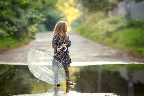 Девушка Длинными Волосами Зонтиком Красивом Платье Туфлях — стоковое фото