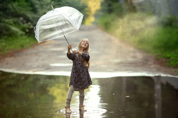 Девушка Длинными Волосами Зонтиком Красивом Платье Туфлях Стоящих Брызгами Воды — стоковое фото