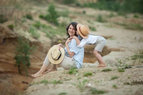 Mamá Hijo Pequeño Sombrero Pantalones Cortos Día Verano Jugando Playa — Foto de Stock