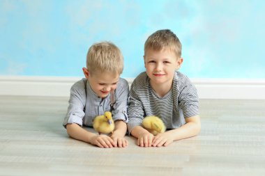 Çizgili tişörtlü ördekli iki kardeş. Paskalya