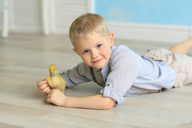 Sarı ördekli sarışın çocuk.