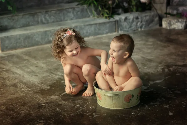 子供風呂妹が弟を入浴させ — ストック写真
