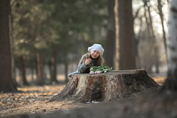 Una Chica Con Abrigo Gris Boina Sentada Muñón Riendo Junto — Foto de Stock