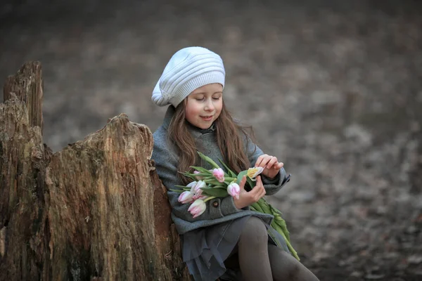 Flicka Grå Rock Med Blå Ögon Med Rosa Tulpaner Sitter — Stockfoto