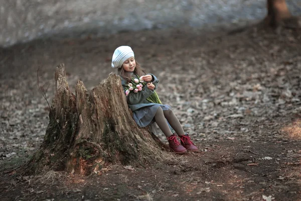 Fată Într Haină Gri Ochi Albaștri Lalele Roz Așezate Ciot — Fotografie, imagine de stoc