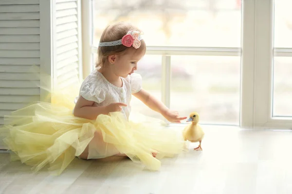 Весела Маленька Дівчинка Пишній Жовтій Спідниці Біла Блузка Прикрасою Волоссі — стокове фото