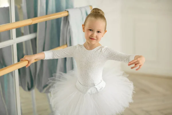 Mädchen Ballerina Weißen Rudel Ist Der Maschine Verlobt — Stockfoto