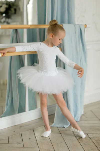 Mała Dziewczynka Balerina Białej Spódniczce Kiczce Jest Zajęta Ławce Koncepcja — Zdjęcie stockowe