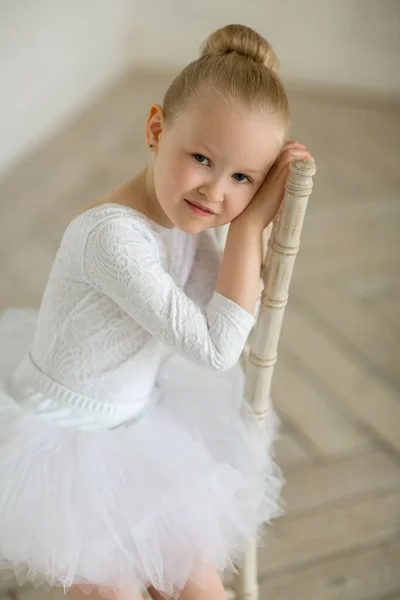 Porträt Einer Niedlichen Kleinen Ballerina Weißem Tutu Und Kitch Die — Stockfoto