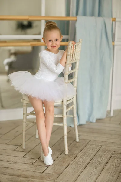 Malá Sladká Baletka Bílé Sukničce Kichok Sedí Lehkém Křesle Koncept — Stock fotografie