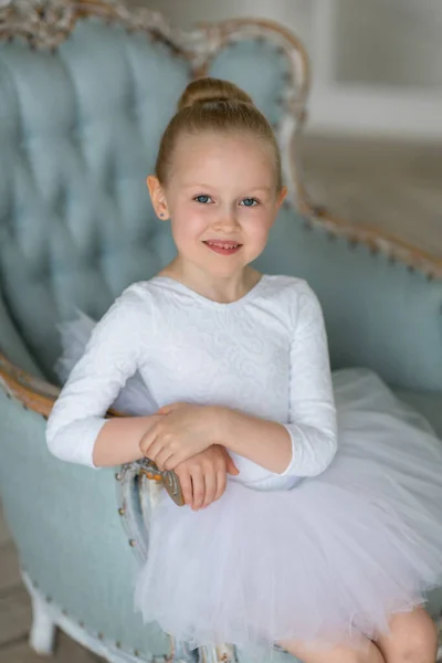 Kleine Süße Ballerina Weißem Tutu Und Kitschka Sitzt Auf Einem — Stockfoto