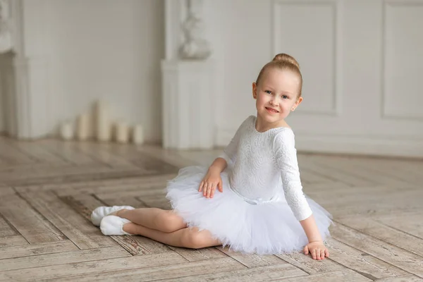 Una Pequeña Bailarina Dulce Tutú Blanco Cuerpo Sentado Suelo Madera —  Fotos de Stock