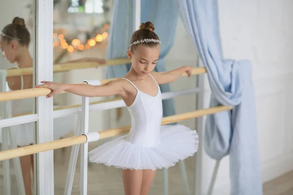 Ballerina Mädchen Tutu Rock Und Spitzenschuhen Unterricht — Stockfoto