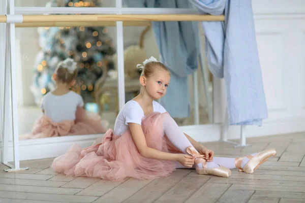 Ballerina Mädchen Tutu Rock Und Spitzenschuhen Unterricht — Stockfoto