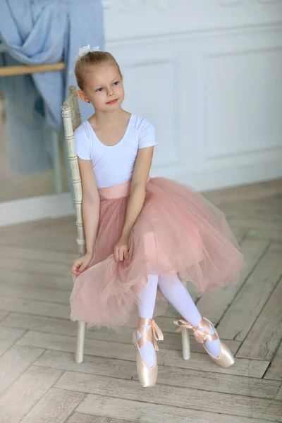 Eine Schöne Ballerina Einem Rosafarbenen Tutu Die Neben Einem Ballettschläger — Stockfoto