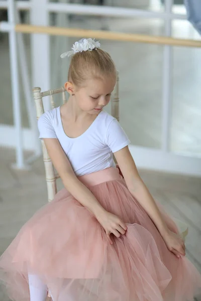 Eine Schöne Ballerina Einem Rosafarbenen Tutu Die Neben Einem Ballettschläger — Stockfoto