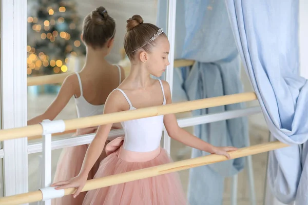 Ballerina Dívka Sukni Špičaté Boty Třídě — Stock fotografie