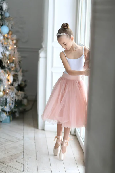 Una Ballerina Gonna Tutù Scarpe Punta Accanto All Albero Natale — Foto Stock