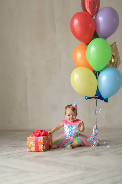 Primeiro Aniversário Bebé Uma Menina Uma Saia Tutu Brilhante Com — Fotografia de Stock