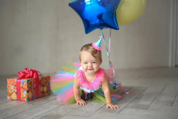 Перший День Народження Дитини Маленька Дівчинка Яскравій Спідниці Повітряними Кулями — стокове фото