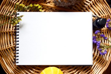 Beyaz kağıt rustik Hasır arka plan üzerinde sahte kadar