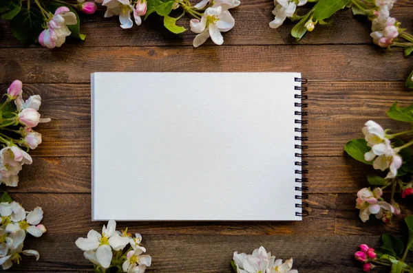 Blossoming apple tree on a wooden background, Blank template — Fotografia de Stock