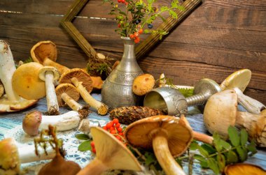 Rustik ahşap arka plan üzerinde mantar