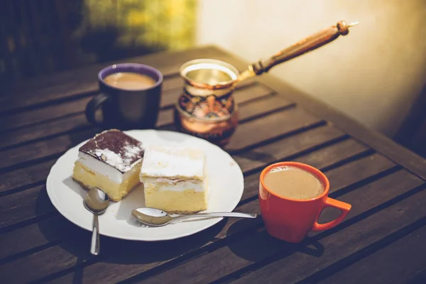 Rustik Frukost Trä Soffbord Med Kaffekoppar Cezve Sjön Bled Gräddtårta — Stockfoto