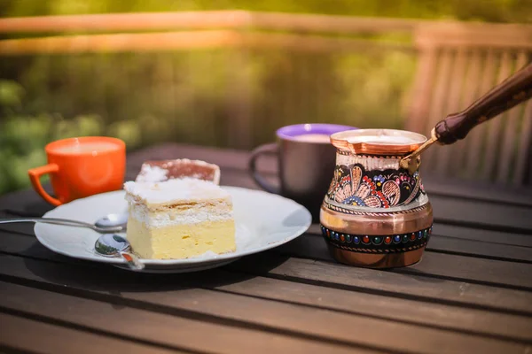 Rustik Frukost Trä Soffbord Med Kaffekoppar Cezve Sjön Bled Gräddtårta — Stockfoto