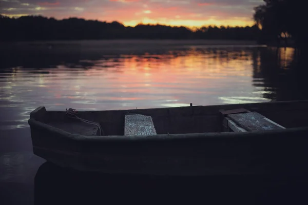 Rosa Solnedgång Sjön Med Gammal Båt Suddig Naturlig Bakgrund Sunset — Stockfoto