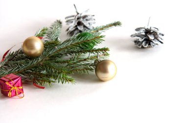 Beyaz arka planda Noel süsü. Metnin için yer.