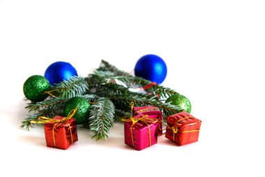 Beyaz arka planda Noel süsü. Metnin için yer.