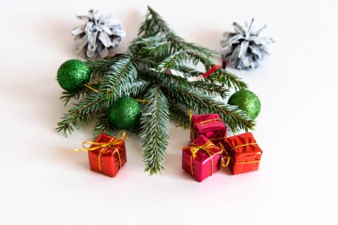 Beyaz arka planda Noel süsü. Metnin için yer.
