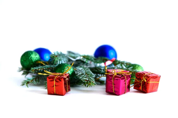 Decoração de Natal em um fundo branco. Lugar para o seu texto. — Fotografia de Stock