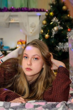 Noel arkaplanındaki güzel kız. - Mutlu yıllar. Noel.