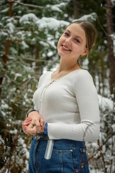 Retrato de una hermosa niña en un bosque nevado de invierno — Foto de Stock