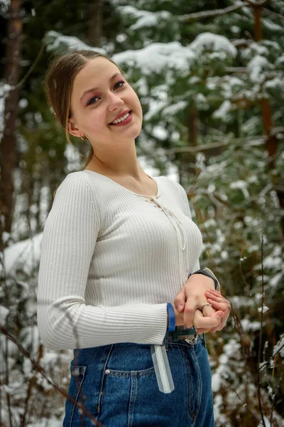 Retrato de una hermosa niña en un bosque nevado de invierno — Foto de Stock