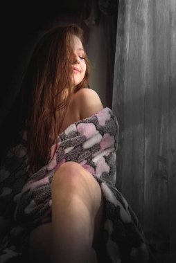  Akşam penceresindeki tutkulu genç kız