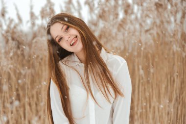 Parkta kışın bluz giyen genç kız..