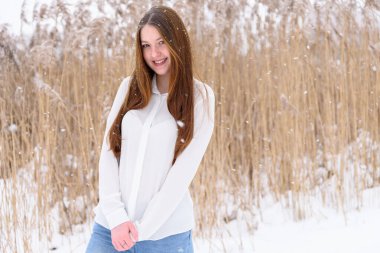 Parkta kışın bluz giyen genç kız..