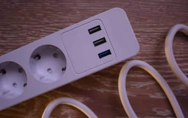 Ev için filtre 220 volt. Ağ filtresi aygıtları ve ekipmanları bağlamak için evde veya ofiste kullanılır.