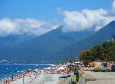 Gagra tatil köyü. Karadeniz kıyısındaki Gagra 'nın pitoresk kasabası